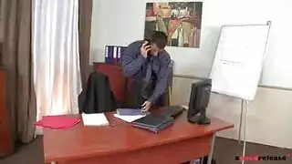 ديك كبير يجعل مساحة فقط في فمها