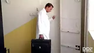 رجل الحيل المرأة إلى كونها طبيب فقط لسحق لهم أسرع