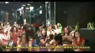 هواة حقيقية مع فتح كس حليق مارس الجنس في المنزل