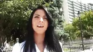 قذف في مكان عام من قبل فتاة ذات عيون خضراء