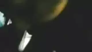 يصاب فاتنة التايلاندية على الشاطئ، لأن الدعاوى السباحة مرنة للغاية.
