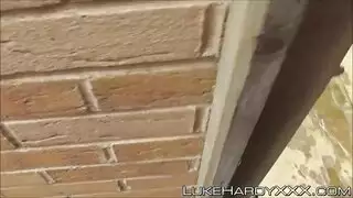 شقراء بجسم مضيء ضخم