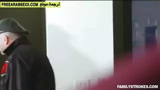 الابن يضبط أمه تنيك نفسها بزب صناعي