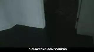 سكس عائلي و أخ يركب طيز أخته المقنبرة البيضاء و ينيك كسها
