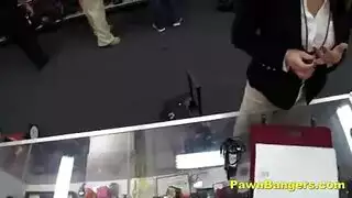 يكشف نهودها الجميلة و يلعب بها و يسخنها بحرارة