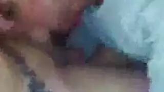 شقراء مع الوشم وأثار كس في ملابس داخلية لطيفة