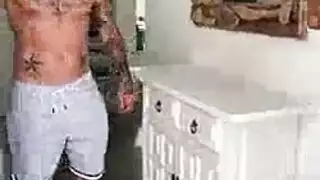 انها مارس الجنس بوسها مع الكثير من الحب والعاطفة