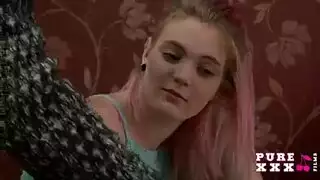 زوج الأم ينيك بنت زوجته ويجعلها تمص قضيبه عقاباً لها