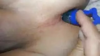 أربعة لعب لها كس مارس الجنس بشدة في الساقين مخزن.
