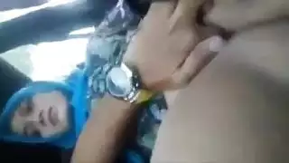 المعلم بالإصبع كس في السيارة