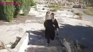 المرأة الجميلة الشابة هي الشعر وتوغلت في بوتا
