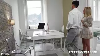 الشابة الطويلة ذات النجوم في بوسها تمارس الجنس في المؤخرة