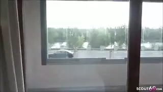 الفتاة الأشقر لديها كس صغير وحار جدا
