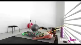 يعطيها القليل من الديك حتى يعتاد عليها