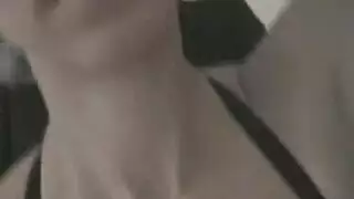 امرأة سمراء مفلس تتلمس في المنزل.