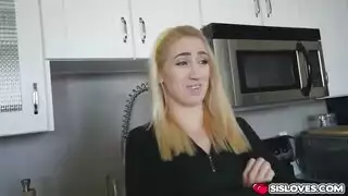 مارس الجنس اثنين من الشقراوات السماوية ورعاية رجلين