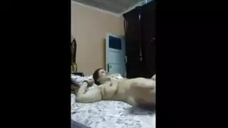 الرجل يستفيد من امرأة سمراء الخاطئة الساخنة
