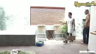 أحمر الشعر مغر في جوارب سوداء استمناء