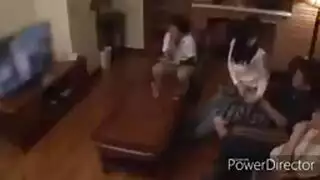 ابنتي وأنا يلعب مع قضيبه.