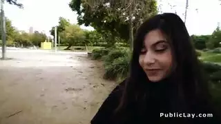 إنها تريد ديك كبيرة فقط في الحمار