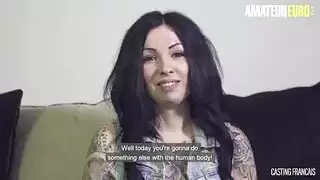 امرأة سمراء قرنية يورو مارس الجنس في غابة.