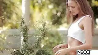 فاتنة في سن المراهقة استمناء وامتصاص الديك.