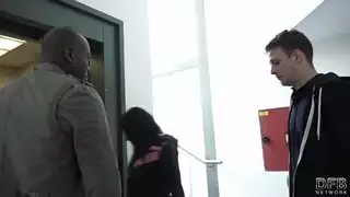 زوجها الديوث يلحس بظرها و الفحل الأسود ينيك طيزها من الخلف جامد