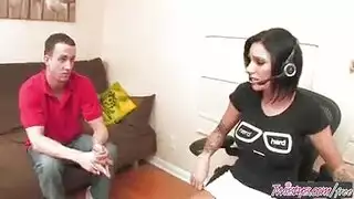 هذه امرأة سمراء لديها كبير الثدي وجمل جميلة