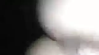 زوجان آسيويان يؤدون العربدة الشرجية معًا