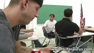 المعلم يمارس الجنس الجماعي مع جميع الطلاب