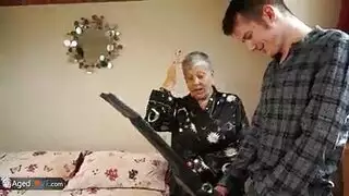 جدة تحب الزب مع حفيدها الشاب في احلى سكس