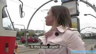إنها تظهر للفتيات كيف يركب الرجل