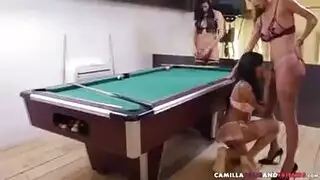 مثير نيفيا في سراويل صفراء ضيقة
