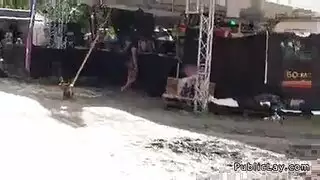 أجاتا امرأة سمراء والرصاص في مكان ما في الطبيعة لوضع ديك في فمها