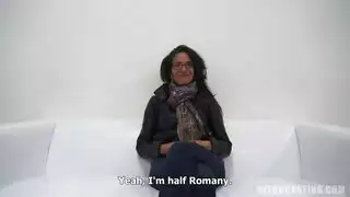 لديه أي إحراج لخلع ملابسه وتمتص ديك غريب