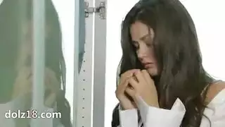 سمر سمراء مارس الجنس في الغابة بعد إعطاء الرأس.