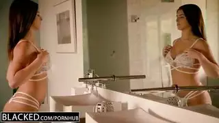 سكس اجنبي موزة صغيره تتناك من زنجي في طيزها وكسها
