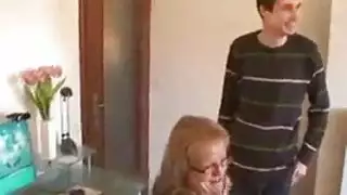 بعض الفاسقات القديمة تجبر الشباب على الفم.
