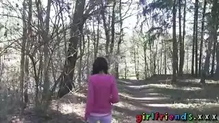 التبول في مرحاض عام في الغابة.