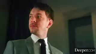امرأتان ورجل يمارسان الحب في السرير