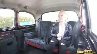 الحلو ري يأكل بتلات الورد الطازجة.