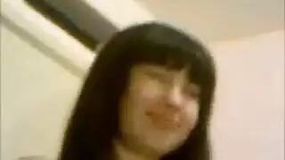 يستخدم باميلا المشاغب آلة تمرين في مؤخرتها.