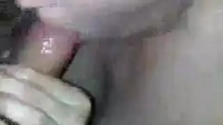 عاهرة مثيرة تمتص لعبتها في الفناء الخلفي