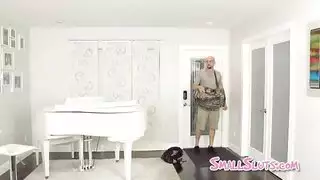 امرأة سمراء صغيرة لديها شنغهاييد