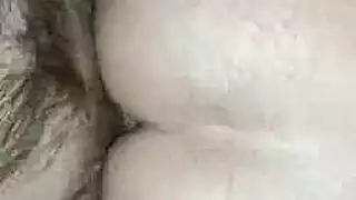 سكران في حالة سكر يلعب مع اللسان