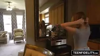 الطالب الجميل لا يكلف نفسه عناء القذف لها في بوسها