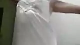 يصور طيزها