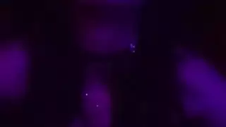 مربوطة في غرفة الظلام مع هزاز ليل