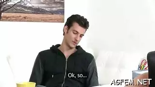 عقل أنثى حلوة على الشاطئ