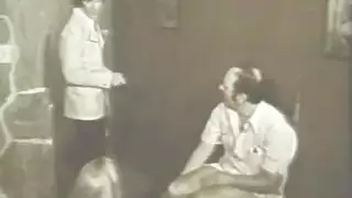 طبيب قرنية يفرك مسمار